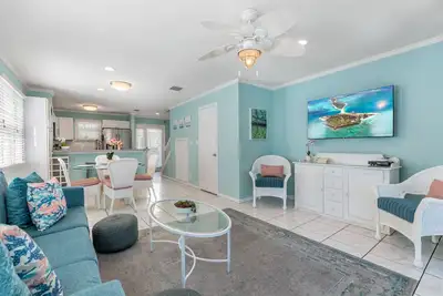 Image de \"Bungalow Blue\" ~ Maison de ville de 2 chambres à coucher dans la communauté de Truman Annex avec piscine!
