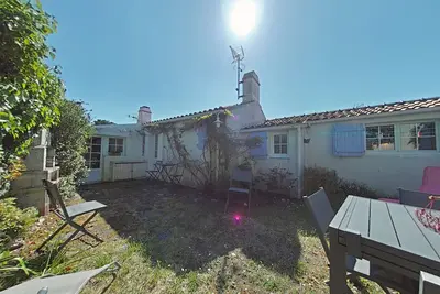 Image de Maison de charme avec jardin clos, Ă 500 m du centre et 1800 m de la plage - 4 couchages
