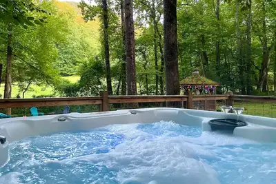 Image de Cabine Creekside avec foyer extérieur, foyer au gaz et terrasses à plusieurs niveaux! Chiens Ok!