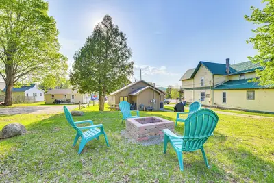 Image de Nouveau! Cedar Home w \/ Fire Pit & Grill ~ 3 mi aux lacs