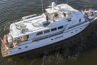 Image de Yacht de luxe sur 3 niveaux, 3 chambres avec 3 salles de bains.
