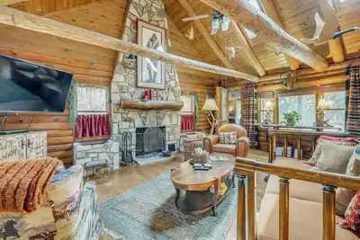 Image de Nouveau! Cabine familiale 'Inn the Woods' avec bain à remous + porche