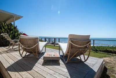 Image de Accueil spectaculaire en bord de mer avec accès à la plage privée