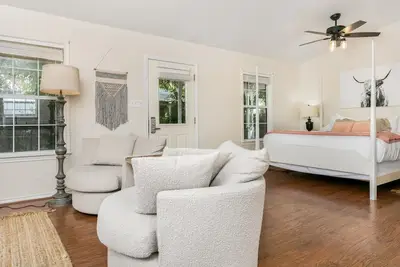 Image de Absolument charmant Main St Retreat Kilt et Trèfle, très grand lit, en ville, accès piscine / bain à remous!