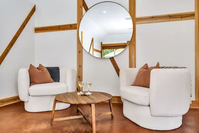 Image de Absolutely Charming Chardonnay Hideaway, Hot Tub, distance de marche de la rue principale!