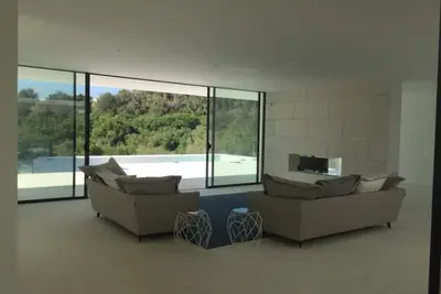 Image de Villa d'architecture minimaliste neuve. Vue imprenable sur la forêt