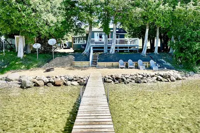 Image de Cabane au bord du lac avec plage