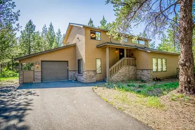 Image de Confortable Sunriver Home w Ac, bain à remous privé, vélos et 8 laissez-passer Sharc à utilisation illimitée