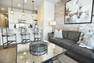 Image de Quartier des entrepôts de la Nouvelle-Orléans: Condo rustique moderne | 2 chambres 2 salles de bain