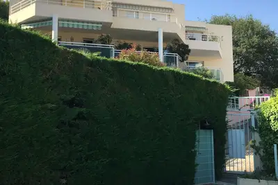 Image de Studio vue féerique, piscine copropriété et parking privé.