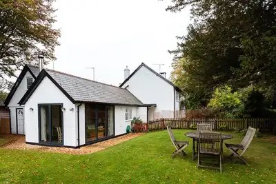 Image de Cottage Forest romantique avec jardin privé, chiens bienvenus, vue sur la forêt depuis le lit