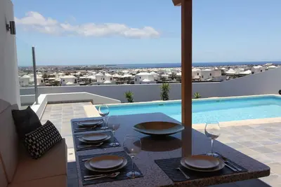 Image de Nouveau: vue fantastique sur les montagnes et la mer