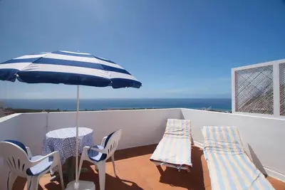Image de Spacieuse maison de vacances avec deux terrasses sur le toit dans l'endroit le plus ensoleillé de l'île