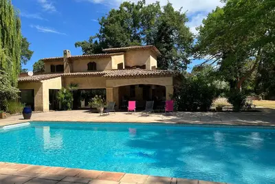 Image de Villa Provencale Avec Grande Piscine Et Jardin