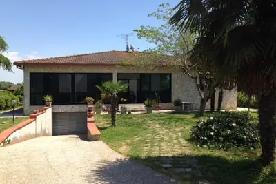 villa dans le vert à 700 m de la mer Méditerranée