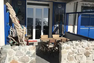 Cabanon Bleu Pieds Dans L’Eau Sur La Plage
