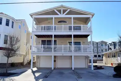 Image de Moins de 1 pâté de maisons (5 maisons) de la plage et a tout ce dont vous avez besoin pour des vacances reposantes et amusantes.