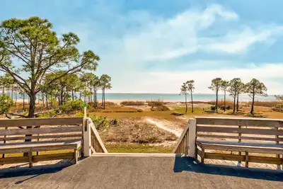 Accueil au bord de l'eau avec une piscine commune, tennis et accès à la plage