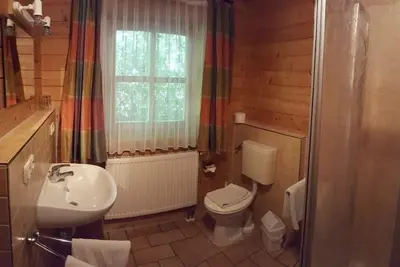 Image de Maison de vacances idyllique avec terrasse et pelouse
