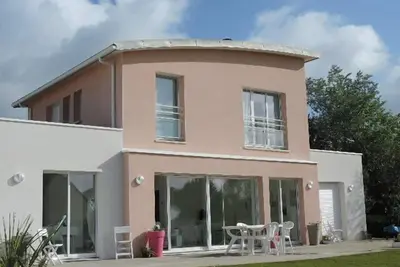 Image de Belle villa neuve contemporaine avec jardin.