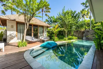 Image de Villa 4 chambres avec piscine et bain à remous, très bien situé, à 2 minutes à pied de la plage