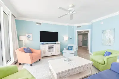 Image de Une escapade colorée et tropicale en bord de mer avec balcon privé!