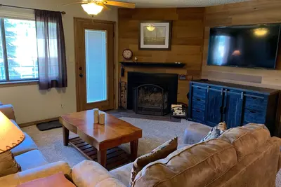 Image de 2 chambres / 2 salles de bains - Grand espace commun avec grand bain à remous, sauna et salle de jeux - Proche de tout ac