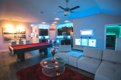 Image de Cinéma! Table de billard! Lackland! Vanity room! ! Près de Seaworld!