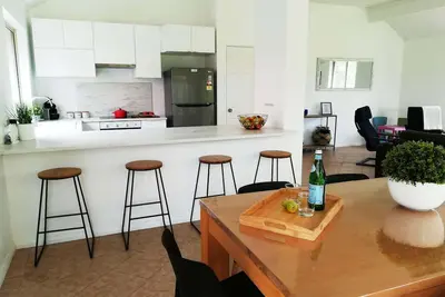 Image de Maison familiale confortable avec vue sur le golf, WiFi, proche plage et Cbd