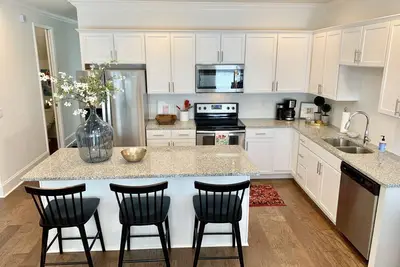 Image de Nouveau, propre et spacieux 3 br / 3. 5 ba condo Oxford!