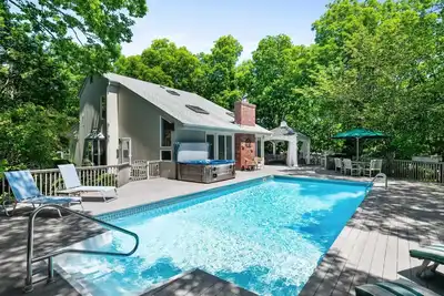 Image de Nouvelle inscription: maison de jardin manucurée avec piscine isol��e