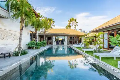 Image de Grand bungalow avec vue sur la piscine, à 2 minutes à pied de la plage