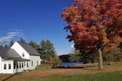 Une ferme exceptionnelle sur South Bay, le lac MemphréMagog, vous accueille.