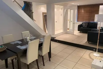 Image de ÉlĂ©gant 2 Chambre Mews Dans Le Centre DĂ©jĂ