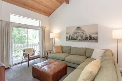 Image de Maison de ville familiale avec vue sur la montagne Sherwin, deux terrasses privées et bain à remous partagé