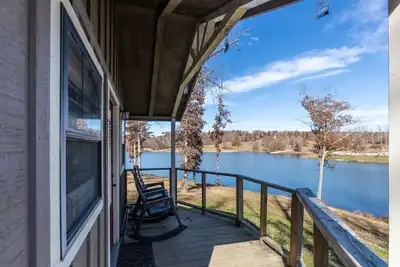 Image de Cabine minuscule devant le lac