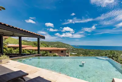 Image de Maison de luxe avec vue sur l'océan et 3 chambres, piscine à débordement et bar! !