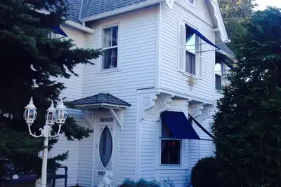Image de Waterview Victorian Summer Cottage dans un cadre semblable Ă un parc, Ă quelques pas du port.