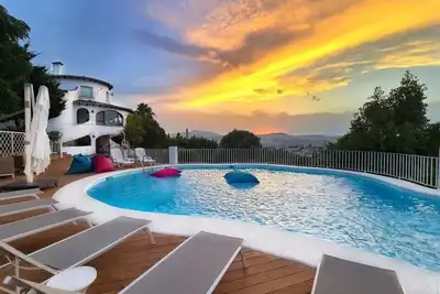 Villa de luxe rénovée avec vue<br>-Groupes spéciaux Max 20 personnes.