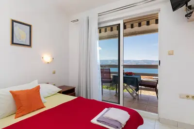 Image de Garçonnière avec le balcon et la vue sur le mer Duce, Omis (As-13694-b)