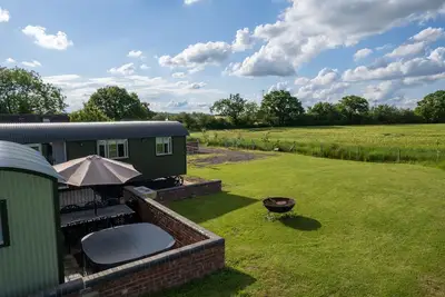 Image de Shepherds View à Oaks Barn Farm avec un bain à remous d'eau salée en option nr Stratford.