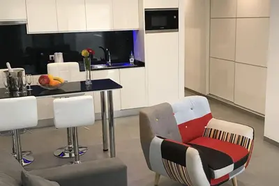 Image de Appartement meublé moderne avec vue sur la piscine et distance de marche de la mer