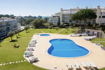 Image de Piscine, plage, tennis et terrains de golf à proximité!