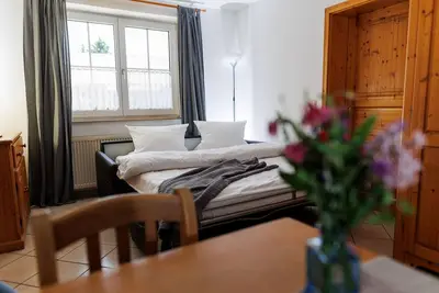 Image de Maison de vacances confortable avec Wi-Fi gratuit et grandes chambres, ainsi que de nombreuses possibilités pour leurs enfants
