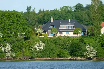 Image de Appartement avec parcelle d'eau, bateau Ă rames et Wifi pour les familles