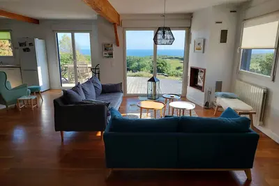 Image de Grande maison de vacances moderne avec de belles vues sur la mer bretonne