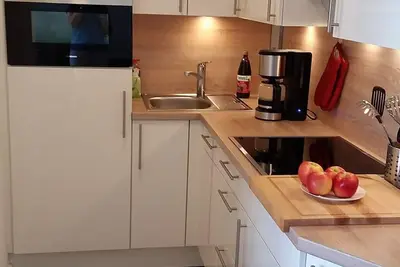 Image de Vue sur la mer, fraîchement rénové, balcon ensoleillé, directement sur la mer et à proximité de la ville, WiFi