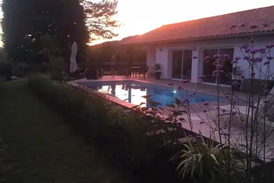 Villa moderne de plein pied, piscine, vue Rhune, orientée sud et plein centre