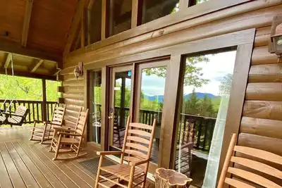 Image de Superbes chambres doubles avec 2 lits king size, cabine \"A Southern Porch\" à Black Bear Falls!
