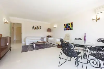 Appartement entièrement équipé de 105 m2 avec vue mer et collines